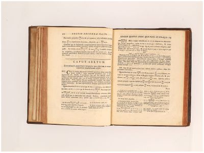 un livre ouvert posé sur une table