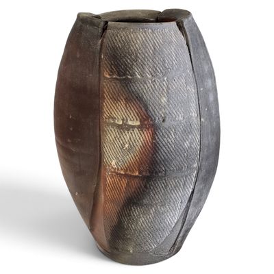 un vase sur lequel figure la photo d'une femme