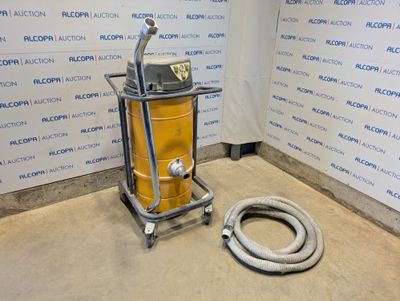 une photo représentant un aspirateur et un tuyau dans une pièce