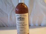 une bouteille de vin posée sur une table
