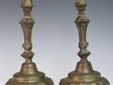 paire de chandeliers anciens en laiton sur fond blanc