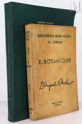deux livres posés l'un à côté de l'autre sur une table