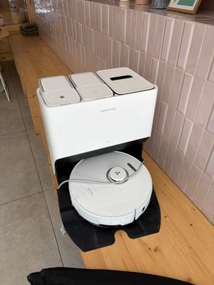 un robot assis sur une table