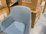 une chaise bleue posée devant une pile de cartons