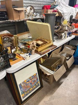 une table sur laquelle sont posés de nombreux objets dans une pièce