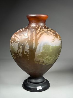 un vase posé sur un support sur une table