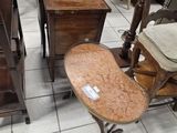 un grand nombre de meubles exposés dans un magasin