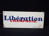 une vieille affiche sur fond noir où l'on peut lire « champagne de la libération »