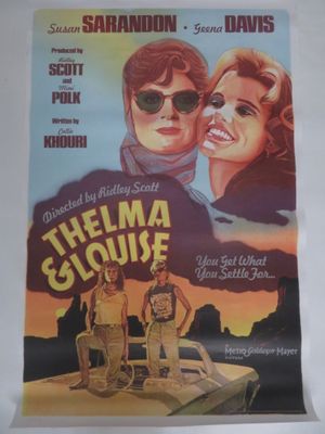 une vieille affiche de cinéma représentant un couple debout l'un à côté de l'autre