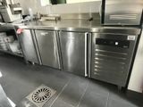 un plan de travail en acier inoxydable dans une cuisine commerciale