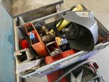 un chariot métallique contenant des outils, dans un garage