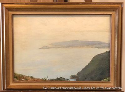 une peinture à l'huile représentant une vue sur un lac et des montagnes