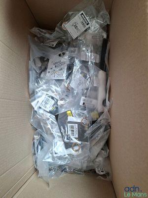 une boîte en carton remplie d'appareils électroniques