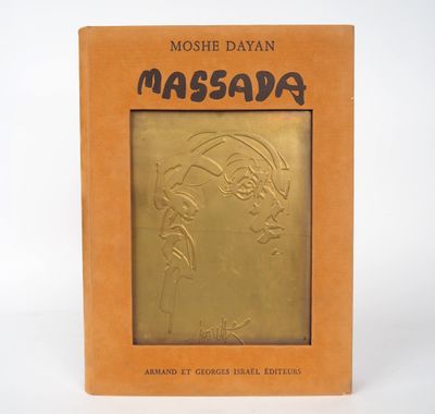 la couverture d'un livre sur laquelle figure le visage d'une femme réalisé en feuille d'or