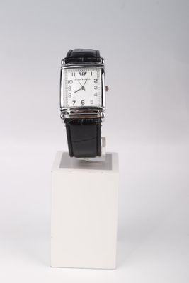 une montre posée sur un socle blanc
