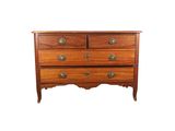 image d'une commode en bois sur fond blanc