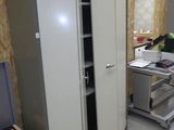 une grande armoire blanche dans un coin de la pièce