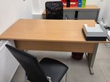 un bureau avec une chaise et un ordinateur portable dessus