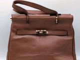 une image d'un sac à main en cuir marron sur fond blanc