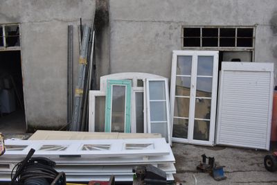 de nombreux types de portes et de fenêtres à l'extérieur d'un bâtiment