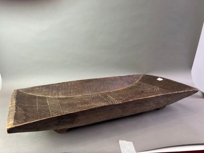 un bateau en bois posé sur une table