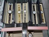 une vitrine en verre sur laquelle sont exposées plusieurs montres