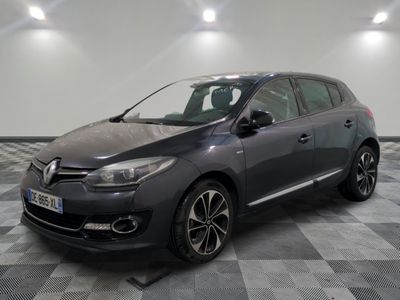 une voiture grise est garée sur le sol à carreaux d'un garage