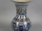 un vase bleu et blanc posé sur une table