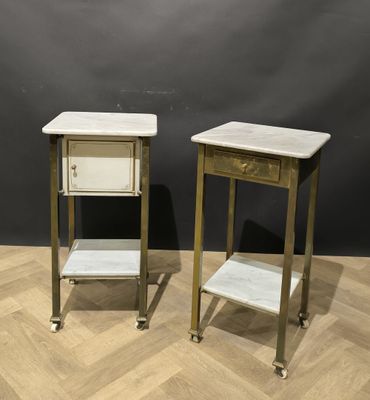 Ensemble de deux tables d'appoint en laiton et marbre.