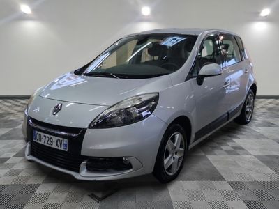 la photo d'une voiture argentée garée dans un garage