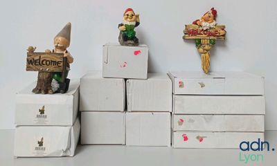 trois gnomes debout sur une pile de cartons