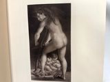 un livre sur la couverture duquel figure la photo d'une femme nue