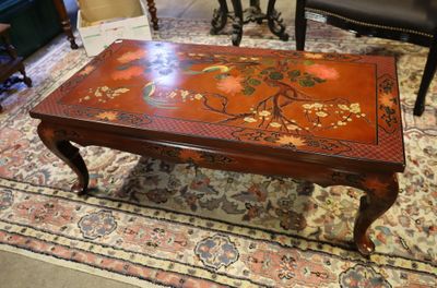 une table basse ornée d'un motif floral
