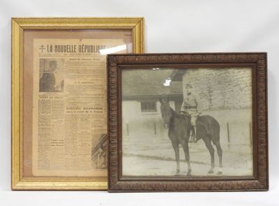 deux photographies encadrées représentant un homme à cheval et un homme à cheval