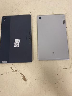 deux iPad posés l'un à côté de l'autre sur une table