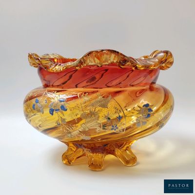un bol en verre orné d'un motif doré et rouge