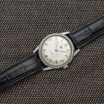 gros plan d'une montre sur une surface noire