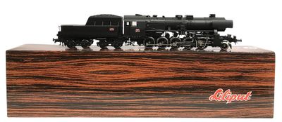 un train noir posé sur un socle en bois, sur fond blanc