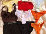 un assortiment de sous-vêtements féminins disposés sur une surface en satin