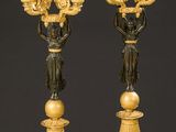 paire de bougeoirs anciens en bronze sur socle en marbre