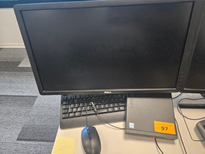 un écran d'ordinateur et un clavier posés sur un bureau, avec une souris