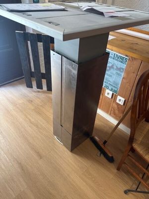 une photo d'un bureau sur lequel est posé un ordinateur portable
