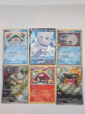 Plusieurs cartes Pokémon sont accrochées au mur d'une pièce.