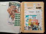 un livre ouvert avec des timbres sur une table