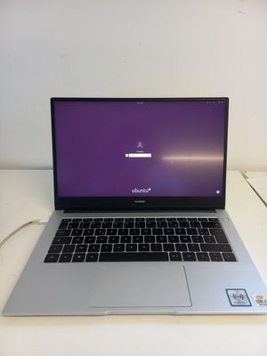 un ordinateur portable à l'écran violet posé sur une table