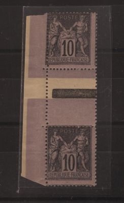 deux timbres sur un bout de papier, sur lesquels figure le chiffre 10