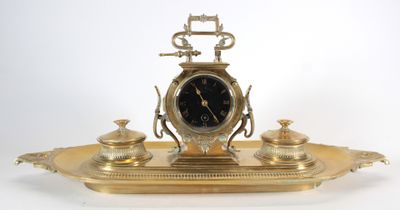 un plateau en or orné d'une horloge