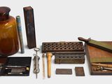 un grand nombre d'outils posés sur une table