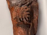statue d'une femme tenant un bébé dans ses bras