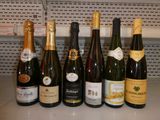 des bouteilles de vin sont alignées sur une étagère dans un magasin